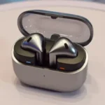 نمای کلی Galaxy Buds3 Pro و کیس شارژ روی میز