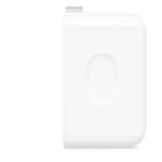 استفاده مسافرتی آداپتور شارژ اپل ۴۰W دینامیک بر روی میز کار